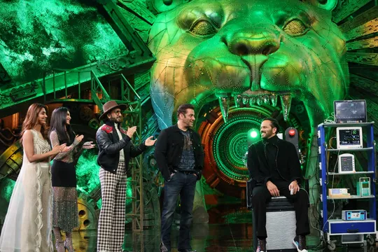 Rohit Shetty, Ranveer Singh, Pooja Hegde, Jacqueline Fernandez and Varun Sharma join 'Weekend Ka Vaar' on COLORS' 'Bigg Boss 16' Keep watching the excitement and drama in ‘Bigg Boss 16’ powered by TRESemmé, Special Partner Ching’s Schezwan Chutney, and Make-up Partner MyGlamm