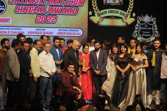 Grand and successful event of SATYAJIT RAY CINEMA ICON AWARDS 2022 in Mumbai with Dheeraj Kumar, Anupam Kher, Warda Nadiadwala, Devi Sri Parsad & lots Of Celebrities From the Cinema & TV industry…
