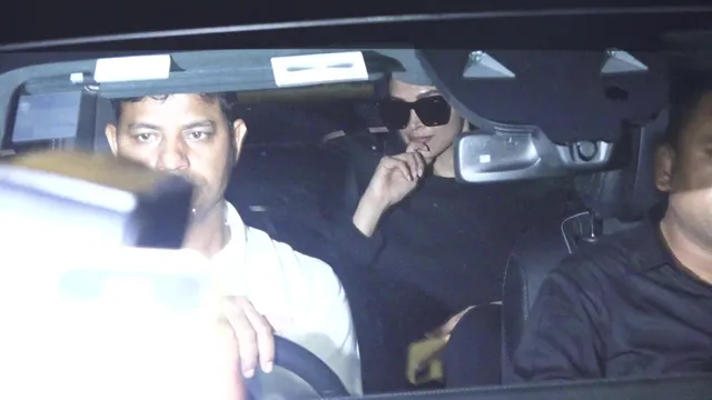 DEEPIKA PADUKONE COME MUMBAI FOR FILM CIRKUS SONG CURRENT LAGA RE LAUNCH SPOTTED AT MUMBAI AIRPORT