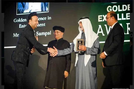 Satish Sanpal honored with Cashaa Golden Excellence award in Entertainment in Dubai.