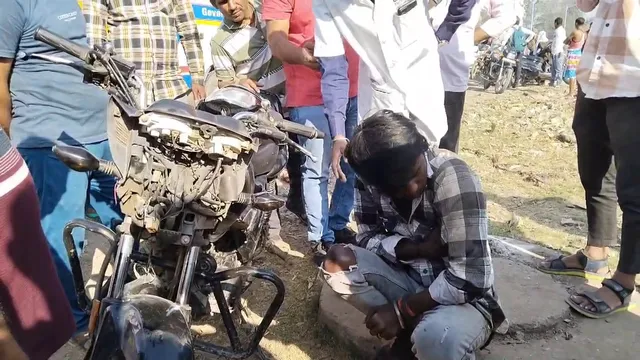 Bike-Moped collision near Sudama Estate, Ankleshwar; One Injured