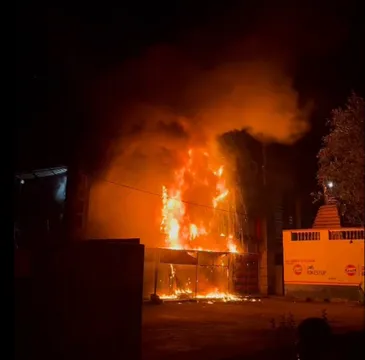 Ankleshwar: Fire breaks out in 4-5 shops of Sahajanand Complex under Gadkhol T-Bridge, brought under control by fire department