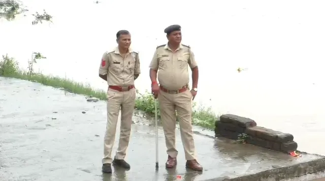 Bharuch : Police Deployment Near Golden Bridge as Crowds Gather to Take Photos and Videos