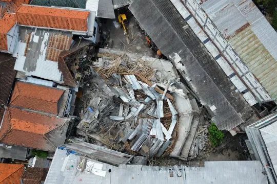 91 still trapped days after Indonesia school building collapse