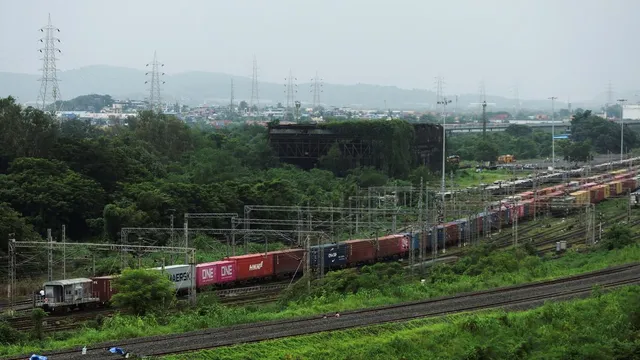 Indian Railways launches first assured transit time container train between Delhi and Kolkata