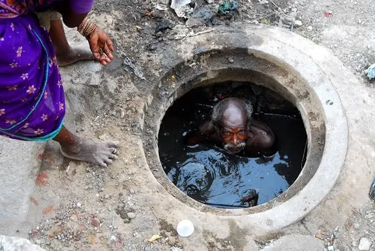 Worker dies during sewer repair work in Ahmedabad’s Usmanpura