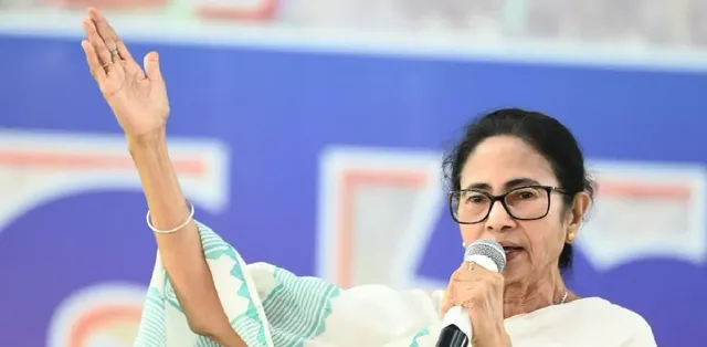 Mamata Banerjee Urges Bengal Women to ‘Fight Back’ Amid SIR Row, Warns Centre of Massive Dharna