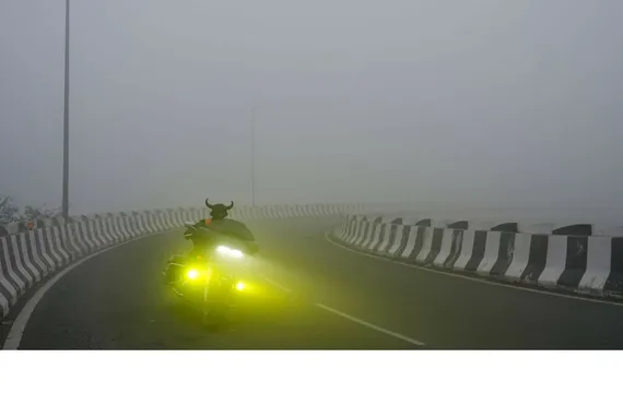 Dense fog covered Delhi as the AQI hit 384, pushing air quality to the edge of the ‘severe’ zone.