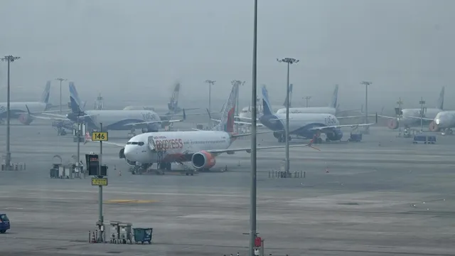 Dense Fog, Toxic Air Cripple Delhi Airport: 128 Flights Cancelled, 200+ Delayed at IGI.
