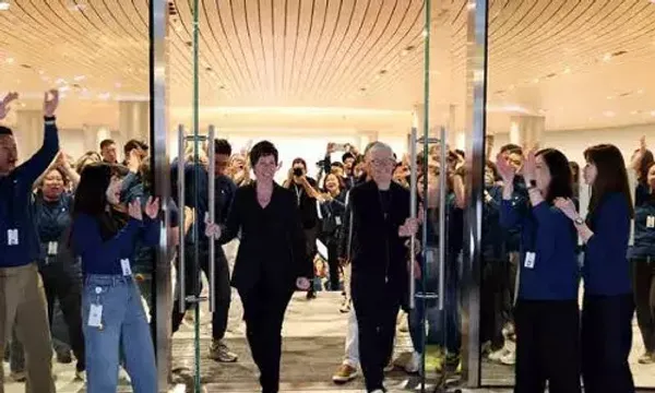 Apple CEO Cook meets Chinese commerce minister, unveils investment plans