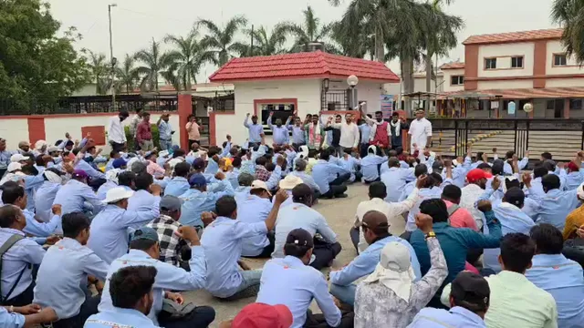 ભરૂચ : ઝઘડિયાની બ્રિટાનિયા કંપનીના હડતાળ પર ઉતરેલા કર્મચારીઓની રાજકીય અગ્રણીઓએ પુનઃ મુલાકાત લીધી...