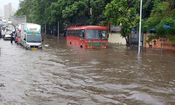 મુંબઈને વરસાદનો વિરામ : થાણે-ST, ટ્રેનવ્યવહાર ઠપ, જાણો મધ્ય-પશ્ચિમ લાઈનની સ્થિતિ