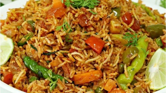 બચેલા ભાતમાંથી મિનિટોમાં બનાવો મસાલેદાર અને સ્વાદિષ્ટ તવા પુલાવ