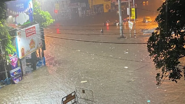 પશ્ચિમ બંગાળના કોલકાતામાં દુર્ગાપૂજા પૂર્વે ભારે વરસાદ, 7 લોકોના મોત