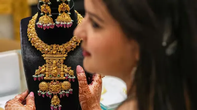 સોનાના ભાવમાં સતત ઘટાડો, ચાંદીમાં પણ ઘટાડો; જાણો હવે આગળ શું?