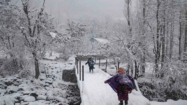 કાશ્મીરમાં તાપમાન ફરી શૂન્યથી નીચે, શોપિયાં સૌથી ઠંડું; દિલ્હીમાં પ્રદૂષણ ચરમસીમાએ