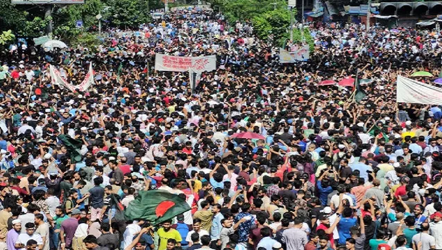 ઢાકામાં ફરી તણાવ: ભારતીય હાઈકમિશન તરફ કૂચ, ભારત–બાંગ્લાદેશ સંબંધો પર સંકટના વાદળ