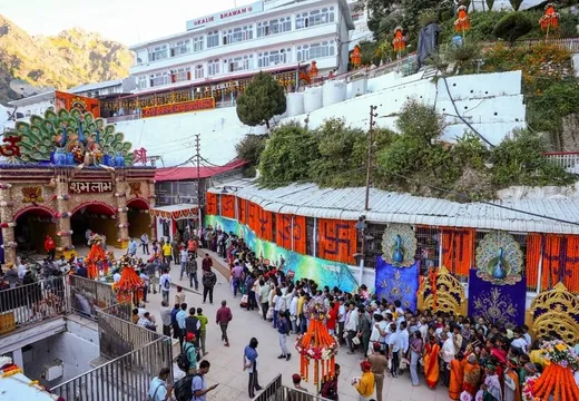 નવા વર્ષે શ્રદ્ધાળુઓની ભારે ભીડને જોતાં શ્રી માતા વૈષ્ણોદેવી શ્રાઇન બોર્ડે યાત્રાના નિયમોમાં મહત્ત્વપૂર્ણ કર્યા ફેરફાર