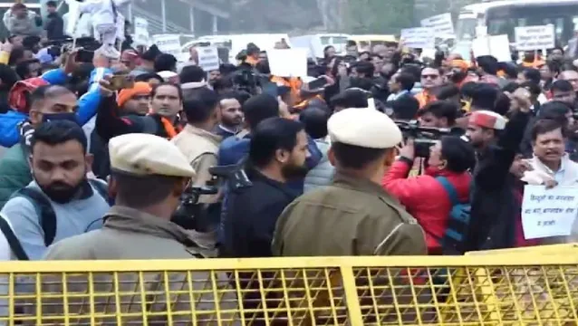 બાંગ્લાદેશ મુદ્દે તણાવ વધ્યો: દીપુ ચંદ્રાની હત્યા બાદ દિલ્હીમાં VHPનો વિરોધ