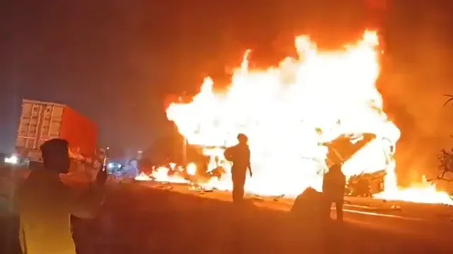 કર્ણાટકના ચિત્રદુર્ગ જિલ્લામાં એક ખાનગી સ્લીપર બસ એક ટ્રક વચ્ચે સર્જાયો અકસ્માત, સ્લીપર બસમાં લાગી આગ, 12 લોકોના મોત