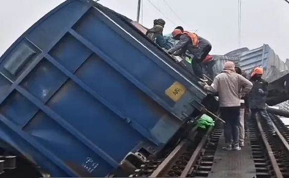 બિહારમાં માલગાડી પાટા પરથી ઉતરતા દિલ્હી-હાવડા રૂટ પર રેલ વ્યવહાર ઠપ્પ