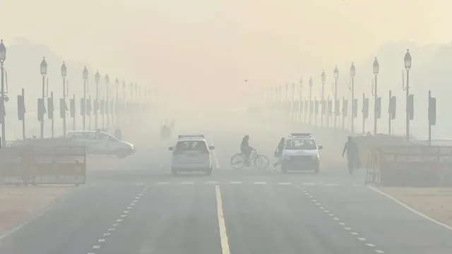 દિલ્હીમાં પ્રદૂષણના સ્તરમાં વધારો, ગાઢ ધુમ્મસના લીધે વિઝીબીલીટી થઈ ઘણી ઓછી, હવામાન વિભાગ દ્વારા ઓરેન્જ એલર્ટ જાહેર