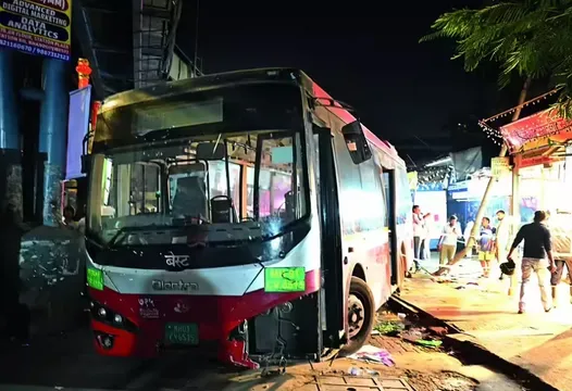 મુંબઈ : ભાંડુપ પશ્ચિમ રેલવે સ્ટેશન નજીક BESTની બસે અચાનક નિયંત્રણ ગુમાવતા સર્જાયો અકસ્માત, ત્રણ મહિલાઓ સહિત કુલ ચાર લોકોના મોત