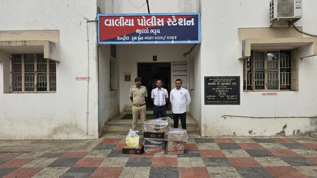 ભરૂચ : વાલિયા પોલીસે દોલતપુર ગામેથી રૂ.86 હજારનો વિદેશી દારૂનો જથ્થો ઝડપી પાડ્યો, બુટલેગર ફરાર