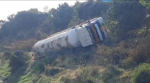 અંકલેશ્વર: NH 48 પર પાનોલી ઓવરબ્રિજ પરથી ટેન્કર નીચે ખાબક્યુ, ટેન્કર ચાલકનો આબાદ બચાવ