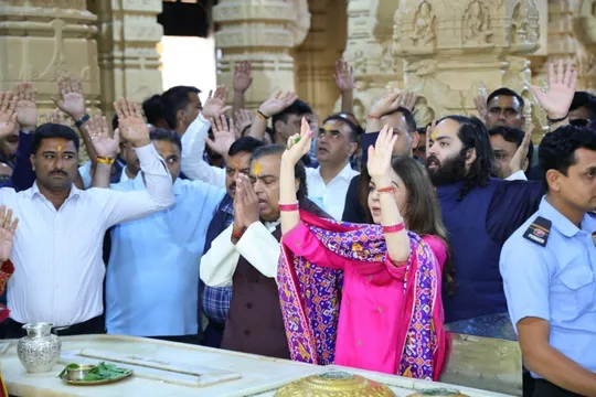 રિલાયન્સ ઇન્ડસ્ટ્રીઝના ચેરમેન મુકેશ અંબાણીએ પરિવાર સાથે સોમનાથ મહાદેવના ચરણોમાં શીશ ઝુકાવ્યું