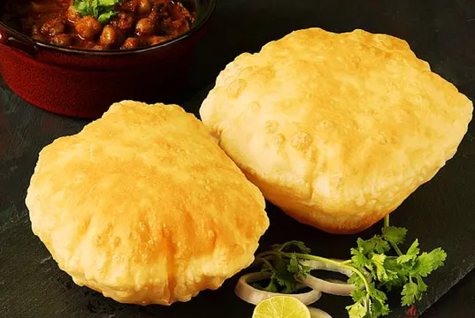 લોટના મિશ્રણમાં બારીક પીસેલા સોજી અને બાફેલા બટાકા ઉમેરવાથી ભટુરે ફુગ્ગાની જેમ ફૂલી જશે!