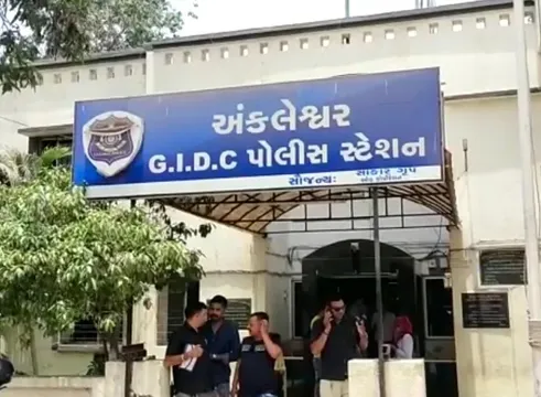 અંકલેશ્વર : ક્રાઇમ બ્રાન્ચે ભરૂચીનાકા વિસ્તારમાંથી વિદેશી દારૂનો જથ્થો કર્યો જપ્ત, બુટલેગરની ધરપકડ