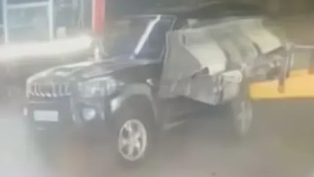 બુલડોઝરથી "બદલો": ઝઘડા બાદ એક યુવકે હોટલ અને અનેક વાહનોનો નુકસાન પોહચડ્યું