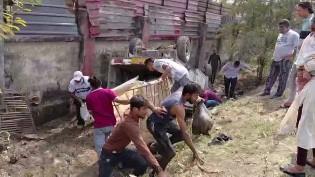 અંકલેશ્વર: પાનોલી નજીક મચ્છી ભરેલ ટેમ્પો અચાનક પલટી જતા દોડધામ, લોકોએ મચ્છીની ચલાવી લૂંટ