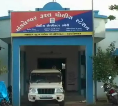 અંકલેશ્વર: માટીએડ ગામ નજીક કારમાં આવેલ ઈસમો દંપત્તી પાસેથી રૂ.1.50 લાખની સોનાની ચેઇન પડાવી ફરાર