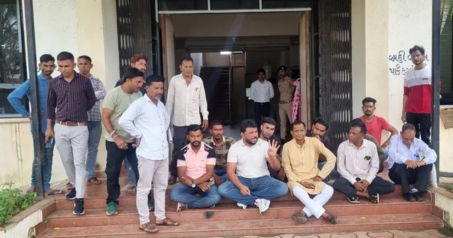 નેત્રંગ તાલુકામાં વિકાસના કામોની ફાળવણીમાં વ્હાલા દવલાની નીતિના કોંગ્રેસ અગ્રણીના આક્ષેપ સાથે ધરણા પ્રદર્શન