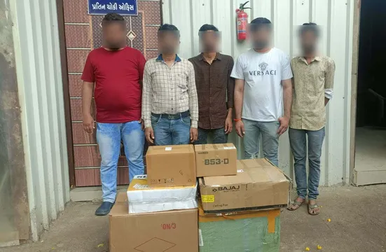 અંકલેશ્વર: એપલ કંપનીના ડુપ્લીકેટ લોગો વાળી એસેસરીઝ વેચતા 5 વેપારી ઝડપાયા