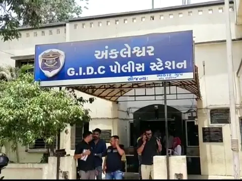 અંકલેશ્વર: મોપેડ પર વિદેશી દારૂની ખેપ મારતા 2 ઇસમોની GIDC પોલીસે કરી ધરપકડ