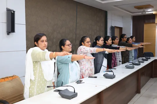 ભરૂચ: વિશ્વ રક્તદાતા દિવસ નિમિતે  કલેકટર કચેરીના કર્મચારીઓએ રક્તદાન ઝુંબેશમાં ભાગ લેવા શપથ ગ્રહણ કર્યા