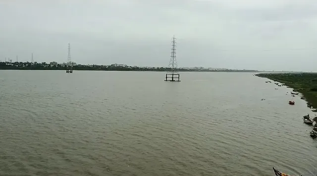 ભરૂચ : સરદાર સરોવર ડેમમાંથી પાણી છોડવામાં આવતા ઝઘડીયા નજીક નર્મદા નદી બે કાંઠે વહેતી થઈ