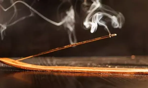 અગરબત્તીની સુગંધ અનિદ્રા અને ખરાબ મૂડ માટે અસરકારક ઈલાજ, જાણો અગરબત્તીના સ્વાસ્થ્ય લાભો