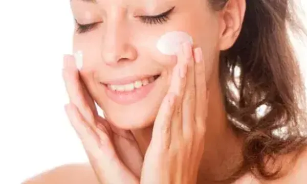 જો શુષ્ક ત્વચાએ તમારી સુંદરતા છીનવી લીધી હોય, તો આ સુપરફૂડ્સથી ગ્લોઈંગ સ્કિન મેળવો.