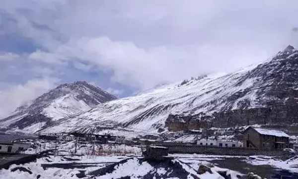 પર્યટન શહેરમાં ઠંડી વધી, રોહતાંગ પાસ બરફની સફેદ ચાદરથી ઢંકાયેલો, વેકેશન દરમિયાન પ્રવાસીઓની ભીડ