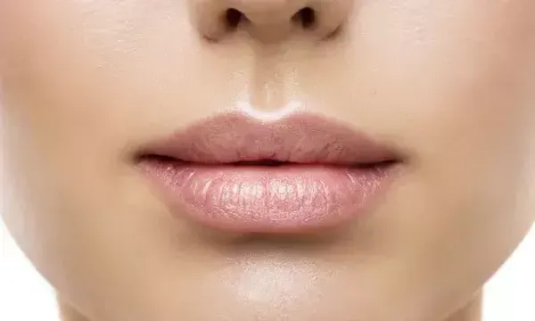 શું તમે હોઠનો રંગ બદલવા માંગો છો તો લિપ બ્લશિંગ એક સારો વિકલ્પ છે, પરંતુ જાણો તેની સાથે જોડાયેલ મહત્વપૂર્ણ સાવચેતીઓ.