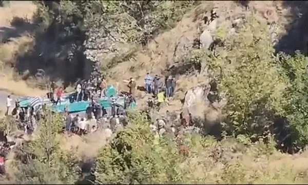 જમ્મુ કાશ્મીરના ડોડામાં મુસાફરો ભરેલી બસ 250 મીટર ઊંડી ખીણમાં ખાબકી, 33ના મોત, 22 લોકો ઘાયલ......