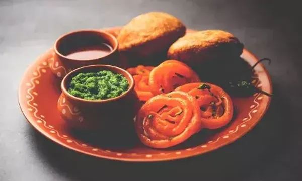 જો તમે હોળી પર મથુરાની મુલાકાત લઈ રહ્યા છો, તો આ અદ્ભુત વાનગીઓનો સ્વાદ લેવાનું ભૂલશો નહીં.