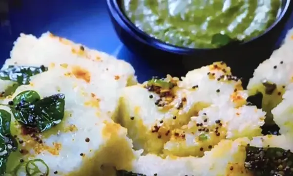 ઢોકળા માત્ર ચણાના લોટમાંથી જ નહીં પણ સોજીના પણ બનાવી શકાય છે, જાણો તેને બનાવવાની સરળ રેસિપી.