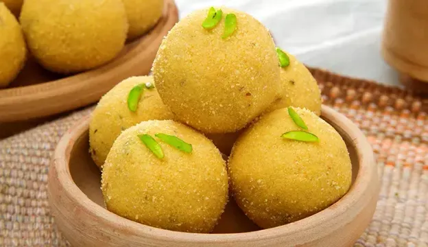 તમે પણ ઘરે જ પરફેક્ટ દાણાદાર ચણાના લોટના લાડુ બનાવવા માંગતા હોવ તો આ સરળ રેસિપી ટ્રાય કરો...