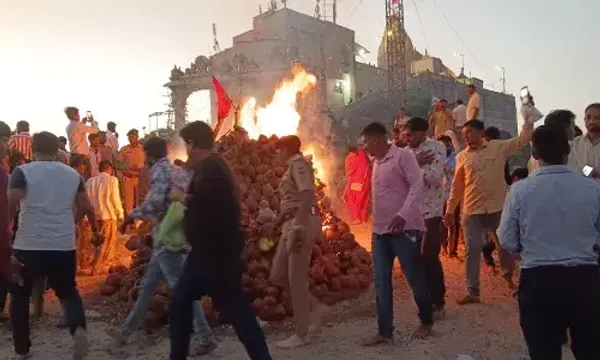 યાત્રાધામ પાવાગઢ મહાકાળી મંદિર ખાતે શાસ્ત્રોક્ત વિધિ મુજબ નાળિયારની હોળી પ્રગટાવવામાં આવી