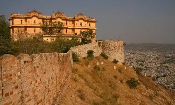 નાહરગઢ કિલ્લો જયપુરની સુરક્ષા માટે બનાવવામાં આવ્યો હતો, જાણો તેની સાથે જોડાયેલી રસપ્રદ કહાની...